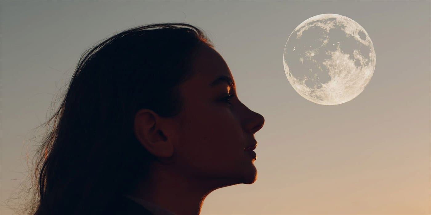 Ay Döngüsü ve Güzellik Ritüelleri: Ayın Gücünden Yararlanarak Işıltınızı Artırın kapak resmi