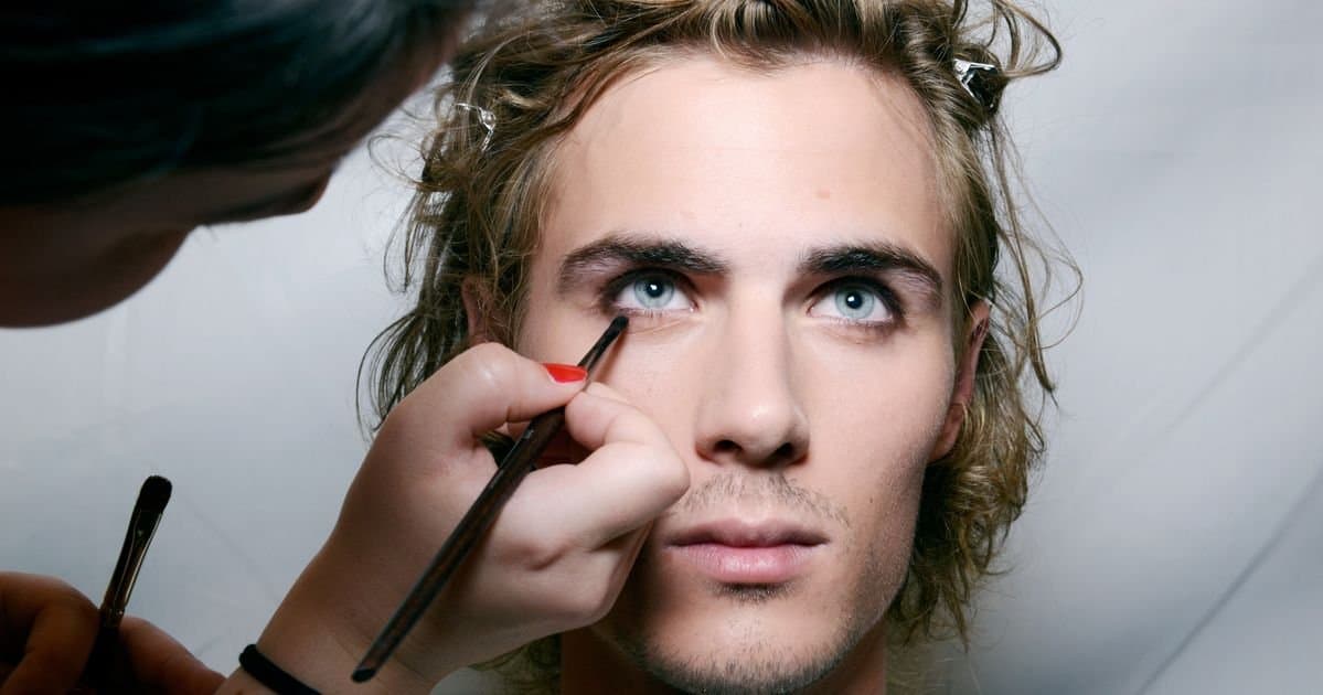 Erkekler İçin Yüz ve Göz Makyajı İpuçları kapak resmi