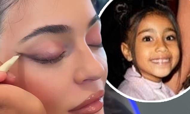 Kylie Jenner'ın 3 Yaşındaki Yeğenine Ruj Sürmesi Tartışma Yarattı! Çocuklar Makyaj Yapmalı Mı? kapak resmi