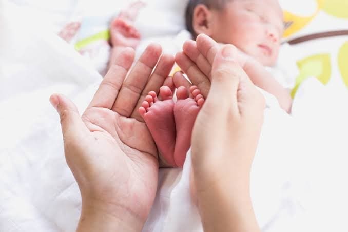 Prematüre Bebek Bakımı İçin Annelere  8 Öneri  kapak resmi