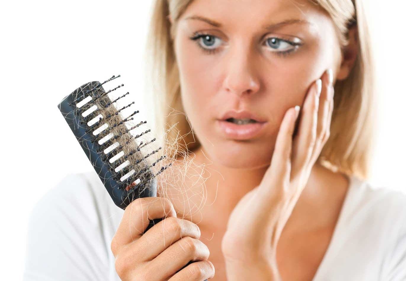 Kadınlarda Saç Dökülmesi Neden Olur? Saç Dökülmesi Nasıl Önlenir? kapak resmi