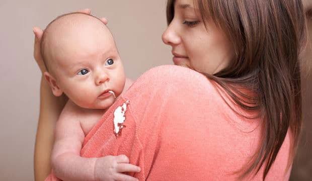 Yeni Doğan Bebekler Neden Kusar? Bebek Kusmasına Ne İyi Gelir?  kapak resmi