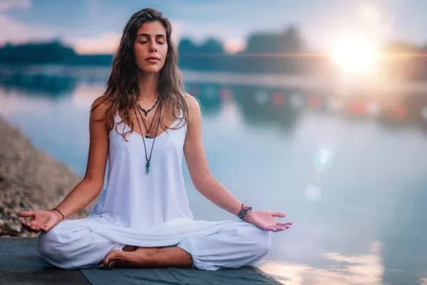 Meditasyon ve Cilt Bakımı: Zihinsel Huzurun Cilt Güzelliğine Katkısı  kapak resmi