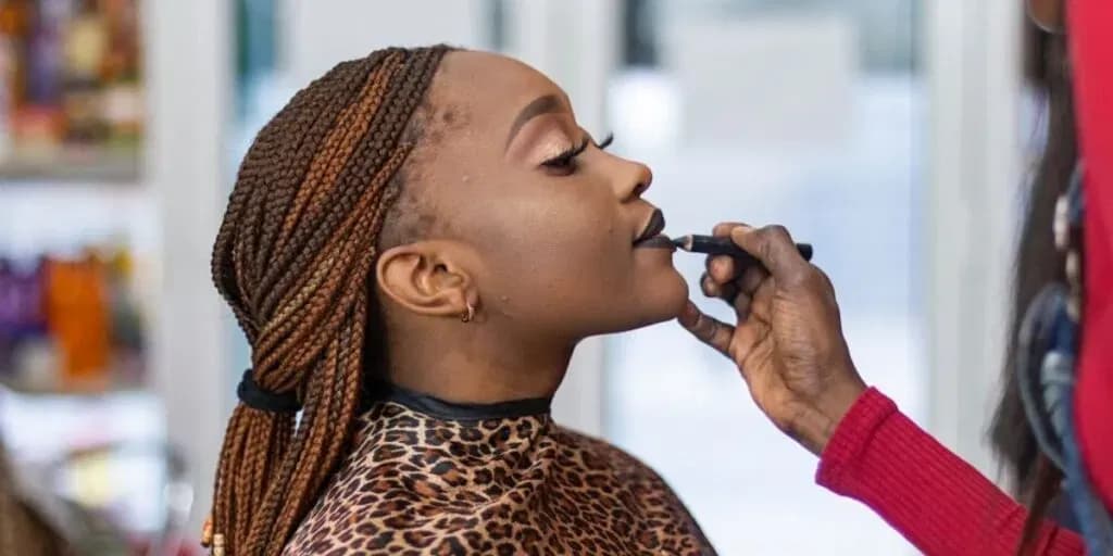 Makyaj Sanatçılarına İnce Dudaklı Kadınlar İçin En İyi Ruj Türünün Hangisi Olduğunu Sorduk kapak resmi
