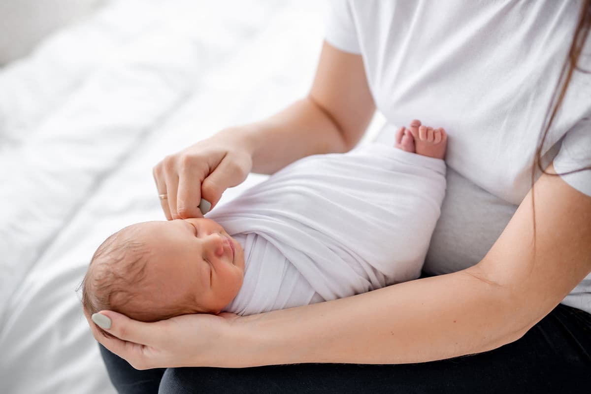 Yeni Doğan Bebeği Kundaklamak Sağlıklı Mı? kapak resmi