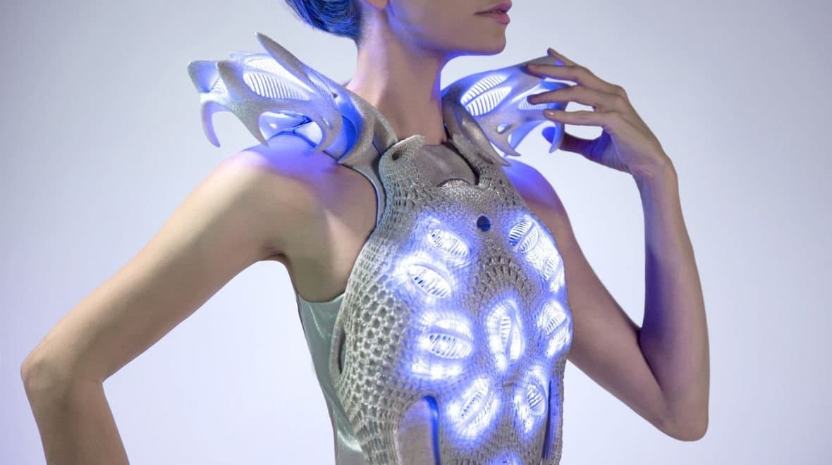 Teknolojinin Moda Dünyasındaki Yükselişi: Akıllı Giyim ve Giyilebilir Teknolojiler kapak resmi