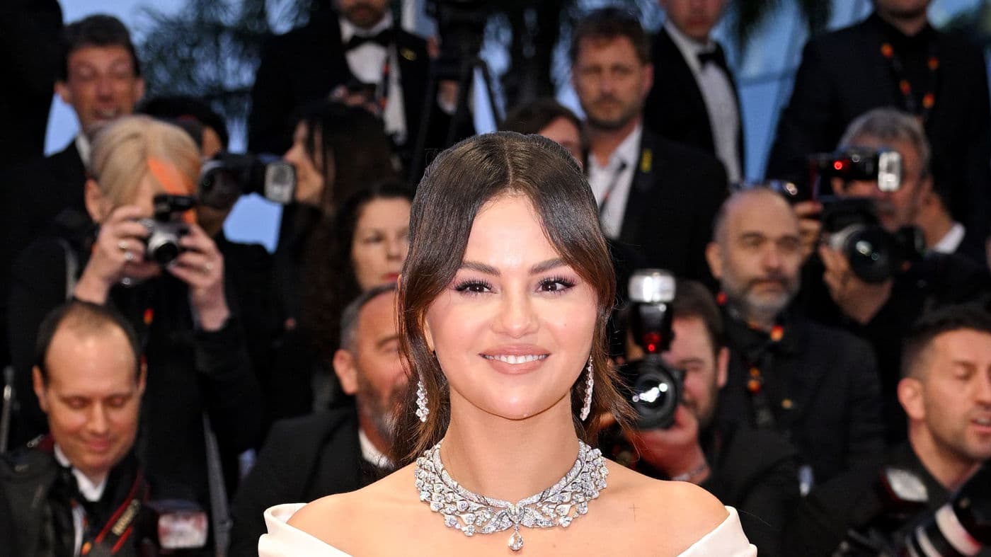 Selena Gomez'in 20 Dolarlık Rujuyla Cannes'ı Fethedişi: Rare Beauty'nin Hikayesi kapak resmi