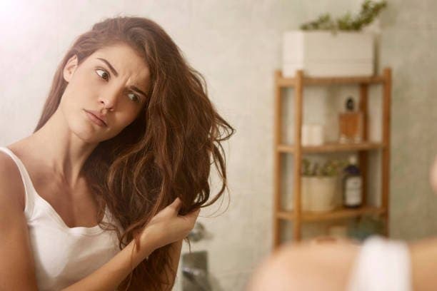 Yıpranmış Saçları Onarmanın Yolları: Sağlıklı ve Parlak Saçlar İçin Öneriler  kapak resmi
