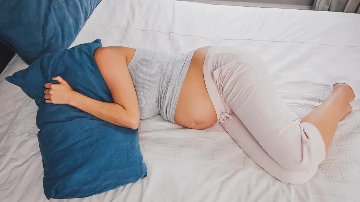 Hamilelikte Yatakta Dönmekte Zorluk Yaşıyorsanız Bunları Yapın kapak resmi